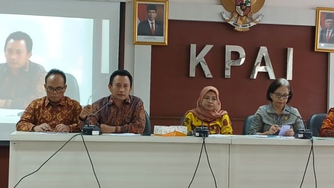 Anggota KPAI Aris Adi Leksono (dua dari kiri), Ketua KPAI Ai Maryati Solihah (tiga dari kiri) dalam konferensi pers tentang penanganan pelanggaran hak anak dalam konteks politik Pilkada 2024 di Kantor KPAI, Jakarta, Rabu, 28 Agustus 2024.