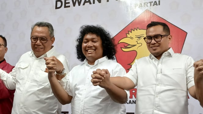 Marshel bersama pasangan Benyamin-Pilar di DPC Kota Tangerang Selatan