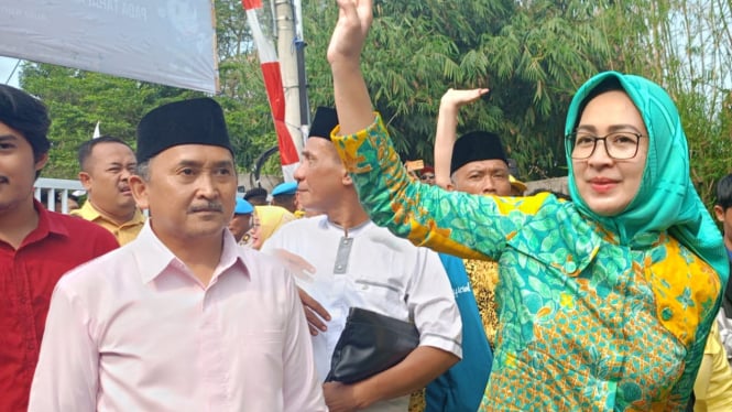 Airin Rachmi Diany dan Ade Sumardi Mendaftar ke KPU Banten.