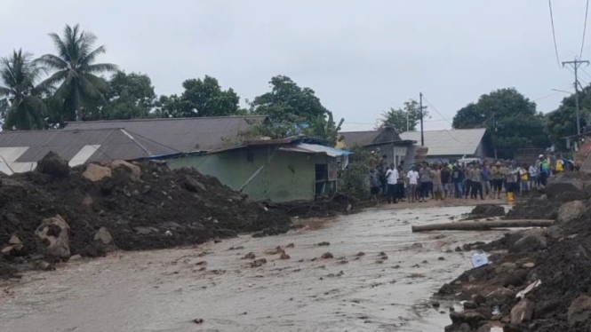 Suasana banjir yang meluap disertai lumpur di lokasi banjir bandang di Kelurahan Rua, Kota Ternate, Maluku Utara, pada Rabu, 28 Agustus 2024.