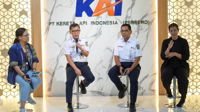 Direktur Niaga PT KAI sekaligus Ketua Organizing Committee ARCEOs’ Conference, Hadis Surya Palapa bersama jajarannya, dalam konferensi pers di kawasan Gambir, Jakarta Pusat, Rabu, 28 Agustus 2024