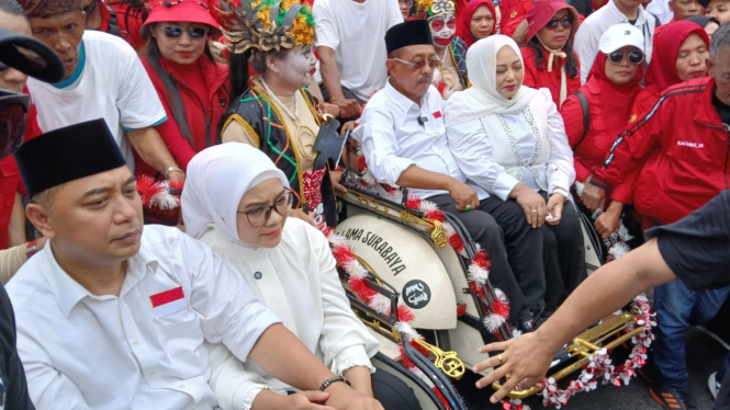 Eri dan Armuji mendaftar ke KPU Surabaya.