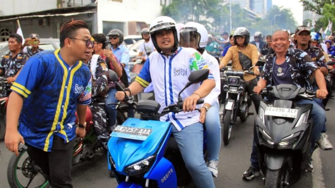 Muhammad Bobby Afif Nasution saat mendaftar ke KPU