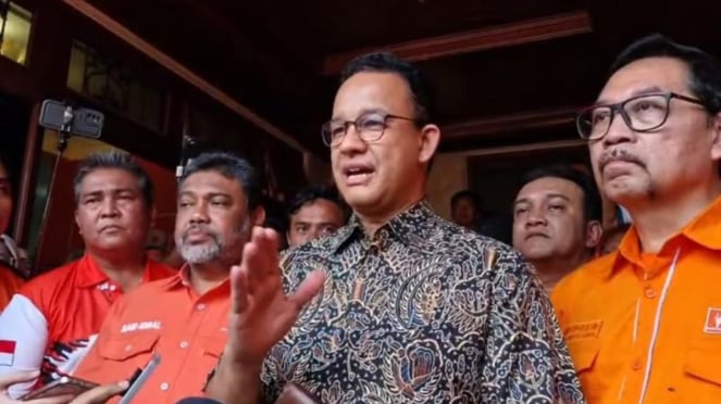 Mantan gubernur DKI Jakarta Anies Baswedan (kedua kanan) bersama Presiden Partai Buruh Said Iqbal (ketiga kiri) seusai silaturahmi di Kantor Pusat Pemenangan Partai Buruh di Jakarta, Minggu, 25 Agustus 2024.