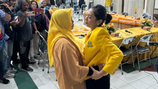 Sekar Tandjung terlihat menangis saat memeluk jajaran pengurus usai rapat di DPP Partai Golkar Solo