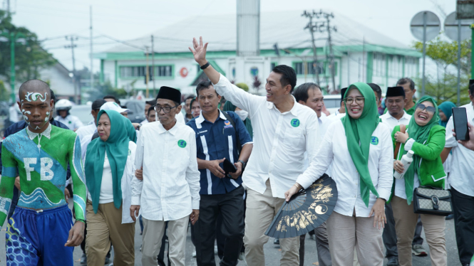 Foto : Calon Bupati, Fadhil (Baju Putih Lambaikan Tangan) dan Wakil Bupati (baju Putih kopiah hitam) Kabupaten Batanghari,Jambi 