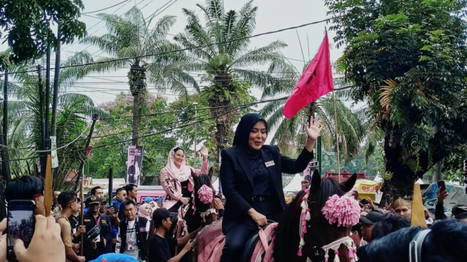 Calon Wali kota dan Wakil Wali kota Palembang, Fitrianti Agustinda-Nadriani Octarina, mendatangi kantor KPU Kota, dengan menunggangi Kuda.