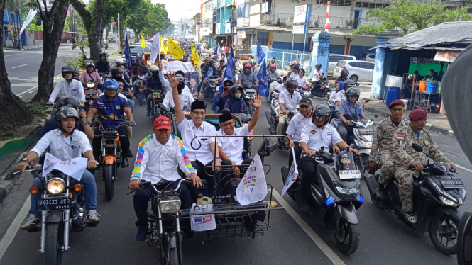 Ribuan pendukung saat mengantarkan Rico-Zaki ke Kantor KPU Kota Medan.(B.S.Putra/VIVA)