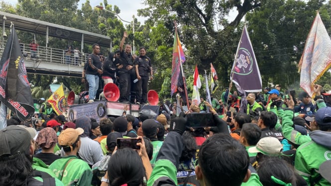 Ribuan pengemudi ojek online (ojol) beserta kurir se-Jabodetabek melakukan aksi demonstrasi.