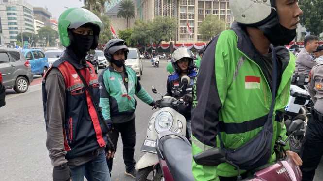 Driver ojol yang sudah tiba di lokasi melakukan sweeping terhadap rekan-rekan sesama driver yang masih bertugas di jalan, mengajak mereka untuk ikut serta dalam unjuk rasa.