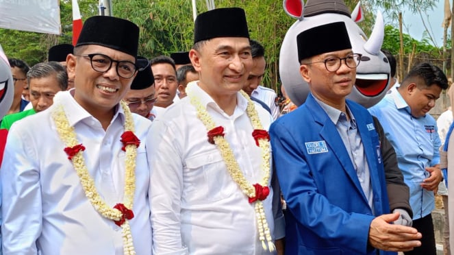 Andra Soni e Dimyati Natakusumah, registram-se na KPU como Bakagub Banten 2024.