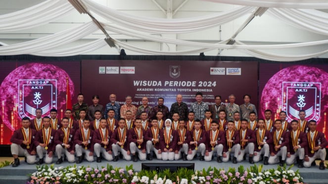 Acara wisuda Toyota Indonesia Academy untuk program studi D2 TOPKR dan D1 TPMO 