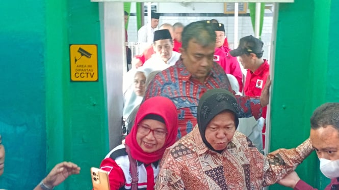 Bakal cagub Jatim Tri Rismaharini atau Risma berziarah di makam Sunan Bungkul di Jalan Darmo Surabaya. (Istimewa)