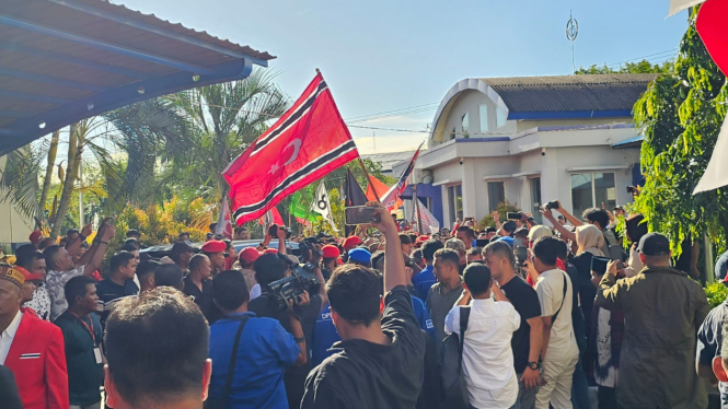 Bendera bulan bintang dikibarkan relawan Muzakir Manaf-Fadhlullah saat mendaftar ke KIP Aceh. VIVA/Dani Randi