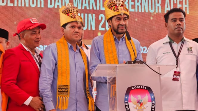 Pasangan Muzakir Manaf dan Fadhlullah usai mendaftar di KIP Aceh. VIVA/Dani Randi