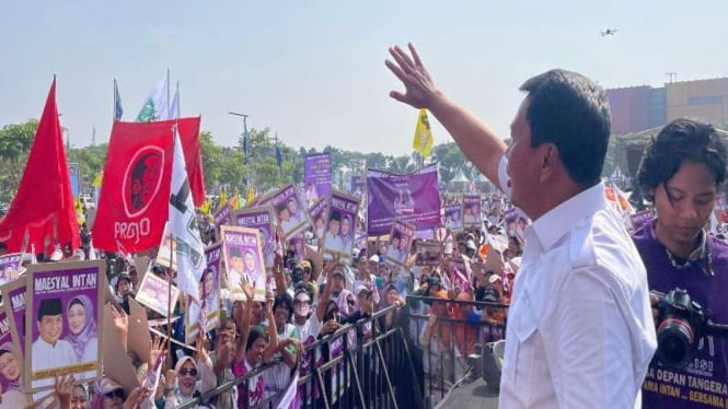 Bakal calon bupati Tangerang Maesyal Rasyid (baju putih).