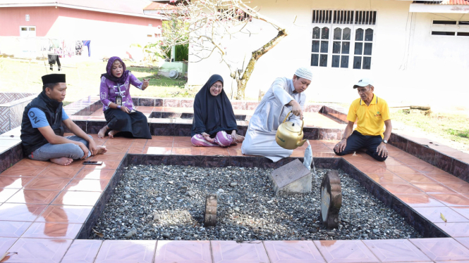 Bakal calon bupati Morowali Iksan Baharuddin berziarah ke makam Raja Bungku