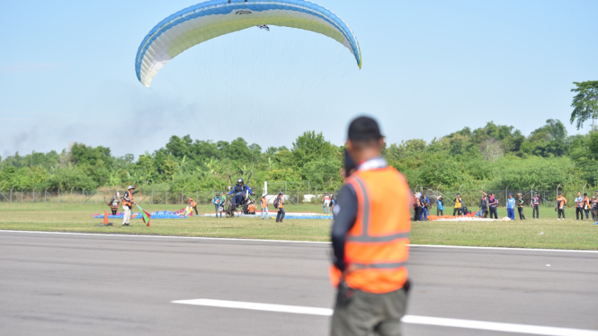 Atlet paramotor PON XXI saat berlomba di venue Bandara Malikussaleh, Aceh Utara. Dok. Istimewa)