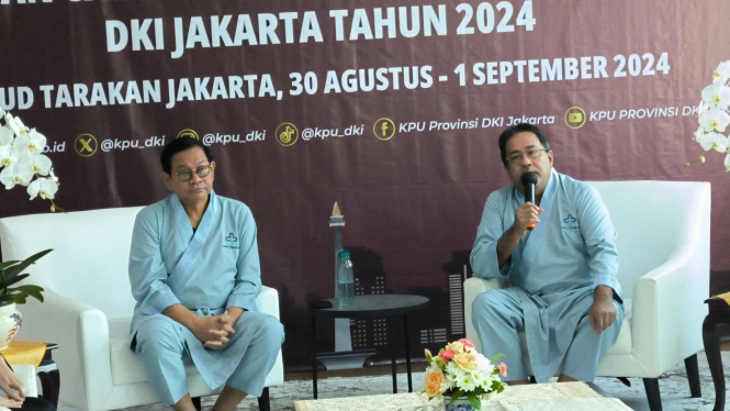 Bakal calon wakil gubernur (cawagub) Jakarta, Rano Karno (kanan) di RS Tarakan jelang pemeriksaan tes kesehatan, Jumat, 30 Agustus 2024