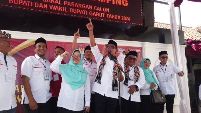 Pasangan calon Helmi Budiman-Yudi Nugraha usai mendaftar di KPUD Garut 