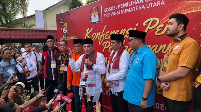 Edi Rahmayadi - Hasan Basri Sagala durante un comunicado de prensa después de registrarse en KPU North Sumatra (BSPutra/VIVA)