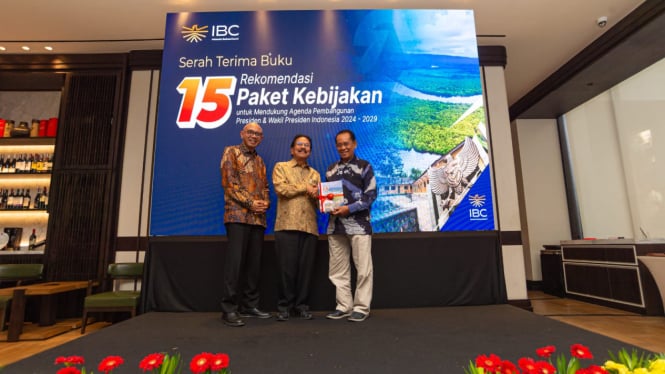 Chief Executive Officer IBC, Sofyan Djalil serahkan buku putih bertajuk 15 Rekomendasi Paket Kebijakan untuk Mendukung Agenda Pembangunan Presiden dan Wakil Presiden Indonesia 2024-2029.