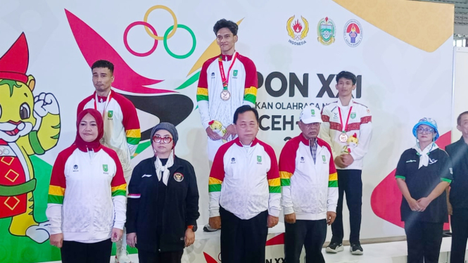 Atlet senam asal Riau, Abiyu Raffi saat menerima medali emas di PON XXI Tahun 2024, Aceh-Sumut.(B.S.Putra/VIVA)   