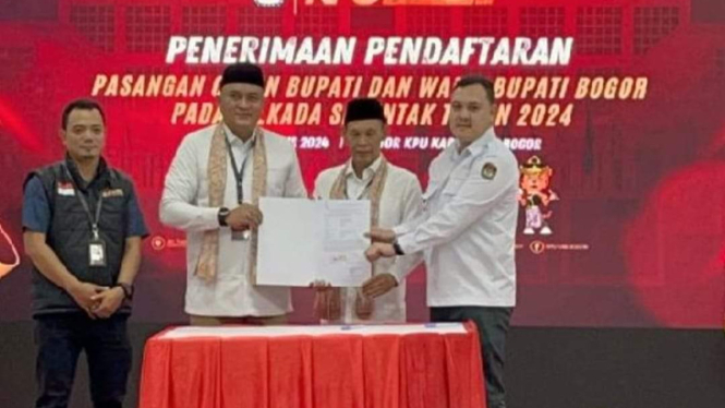 Pasangan Calon Bupati dan Calon Wakil Bupati dari 17 Parpol Rudy-Ade Jaro saat mendaftar KPU.