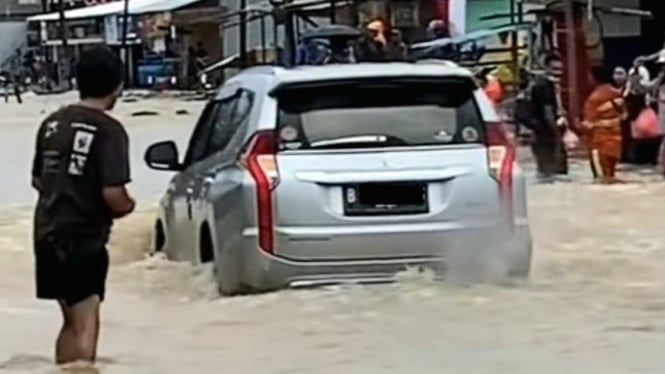 Pajero Sport Terobos Banjir