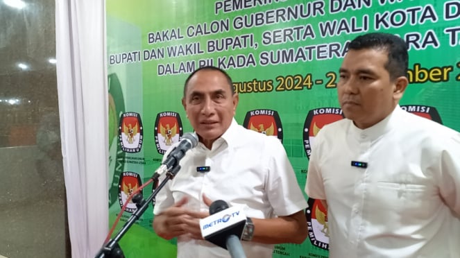 Candidatos a governador e vice-governador de Sumatra do Norte, Edi Rahmayadi - Hasan Basri Sagala no Hospital H Adam Malik, cidade de Medan (BSPutra/VIVA).