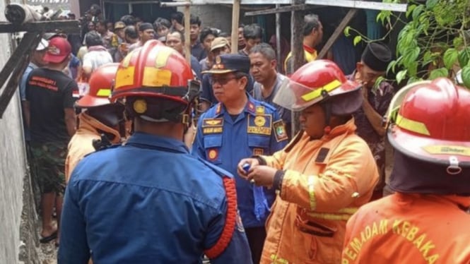 Seorang wanita berinisial YA (23) bersama adiknya yang masih remaja, HS (19), menjadi korban kebakaran setelah terjebak di dalam kamar mandi rumah mereka di kawasan Jalan H Nawi, Kecamatan Jatiasih, Kota Bekasi, pada Jumat 30 Agustus 2024.