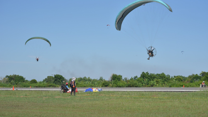 Atlet paramotor PON XXI saat berlomba di venue Bandara Malikussaleh, Aceh Utara. (Dok. Istimewa)