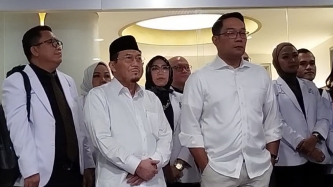 Bakal cagub dan cawagub Jakarta Ridwan Kamil-Suswono usai menjalani pemeriksaan kesehatan.