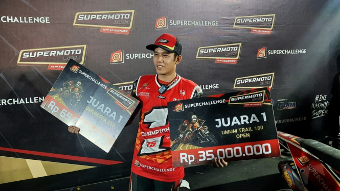 Pembalap Tommy Salim raih double champion di Superchallenge Supermoto Race 2024 Seri Kejurnas di Sirkuit Boyolali, Sabtu (31/8) malam.