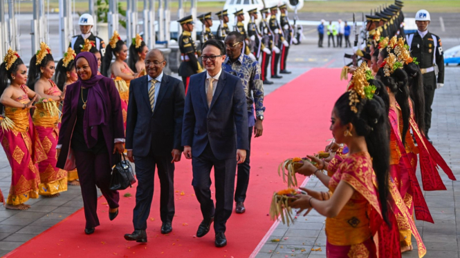 Presiden Zanzibar Hussein Ali Mwinyi (tengah) didampingi Wakil Menteri Perdagangan Jerry Sambuaga (kanan) disambut dengan tarian khas Bali setibanya di Bandara Internasional I Gusti Ngurah Rai, Bali.