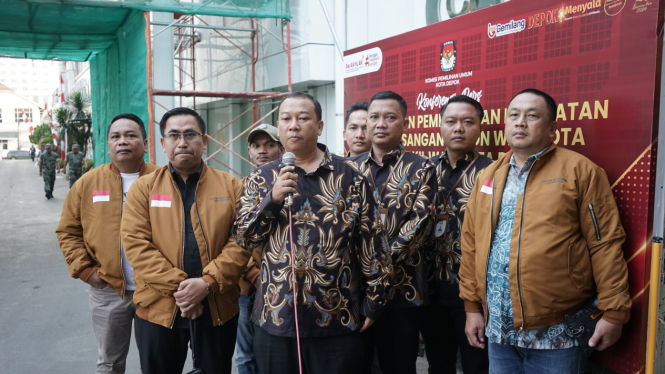 KPU dan Bawaslu Depok antar dua pasangan bakal calon tes kesehatan di RSPAD Gatot Subroto.