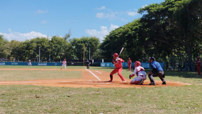 Atlet tim baseball PON XXI saat bertanding di hari pertama. (Dok. Istimewa)