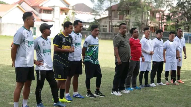 Manajer tim Sepakbola Putra Sumut, Mulyadi Simatupang saat memberikan motivasi kepada pemain Sepakbola Putra Sumut.(dok PON 2024)