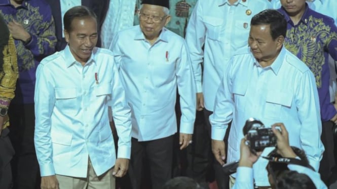 Presiden Joko Widodo (kiri) bersama Wakil Presiden Maruf Amin, Ketua Umum Partai Gerindra Prabowo Subianto berjalan keluar ruangan usai mengikuti acara penutupan Rapimnas Partai Gerindra di Indonesia Arena, GBK, Jakarta, Sabtu, 31 Agustus 2024.