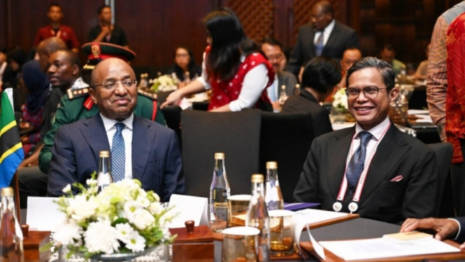 Wakil Menteri Luar Negeri Republik Indonesia Pahala Mansyuri berbincang dengan Presiden  Zanzibar YM Hussein Ali Mwinyi saat membuka Zanzibar-Indonesia Investment Forum 2024, di Nusa Dua - Foto: Kemenlu