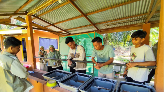 Mahasiswa UIN Suska melihat pembuatan pakan organik untuk ayam kampung