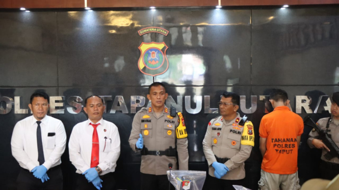 Kapolres Taput, AKBP Ernis Sitinjak, saat memberikan keterangan pers kasus pembunuhan.(dok Polres Taput)