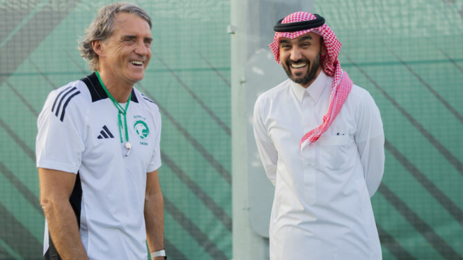 Roberto Mancini dan Menteri Olahraga Arab Saudi, Abdulaziz bin Turki Al-Faisal