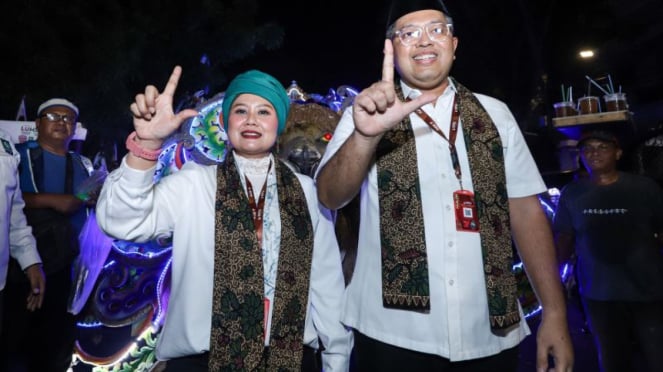 El gobernador y vicegobernador de Java Oriental, Luluk Nur Hamidah (izquierda) y Lukmanul Hakim (derecha), un par de candidatos, posan para una fotografía durante su registro en la oficina provincial de la KPU de Java Oriental, Surabaya, Java Oriental, el jueves 29 de agosto. 2024.