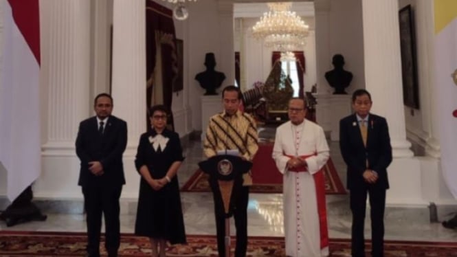 Presiden Jokowi menyampaikan ucapan selamat datang kepada Paus Fransiskus