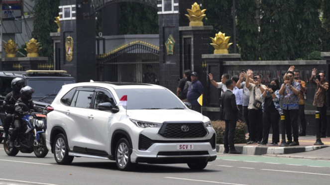 Antusiasme Tinggi Warga Sapa Paus Fransiskus di Jalan Usai Tiba di Indonesia
