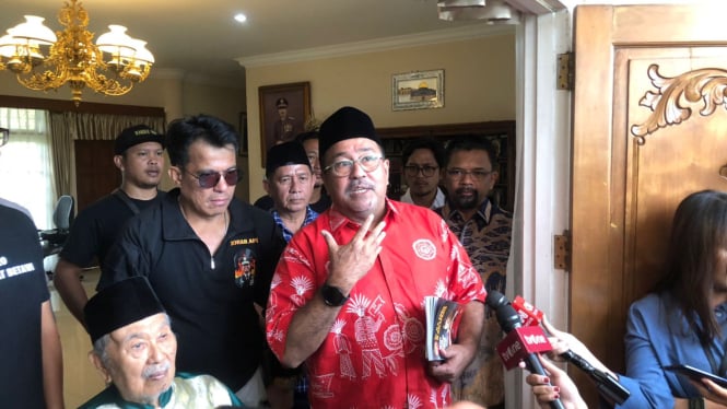 Rano Karno saat menyambangi kediaman tokoh pemcak silat Edie Marzuki. VIVA/Muhammad AR