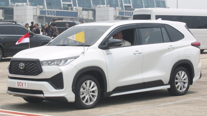 Toyota Kijang Innova Zenix yang ditumpangi Paus Fransiskus di Indonesia