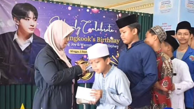 ARMY Gelar Pengajian dan Santunan Anak Yatim untuk Ulang Tahun Jungkook