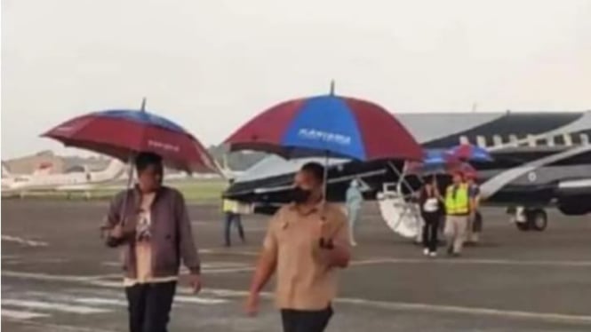 Walikota Medan, Bobby Nasution turun dari Jet Pribadi menggunakan payung.(Instagram @info.orangdalem)